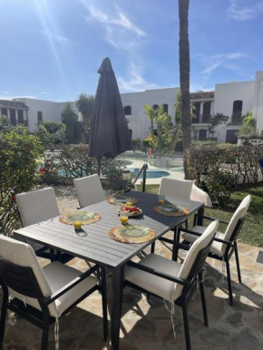 Estepona - Playa - Villa con amplia terraza abierta a la piscina